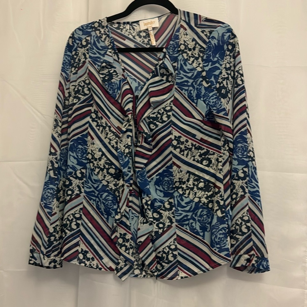 Awesome casual or work blouse. Perfect material and look for spring.
